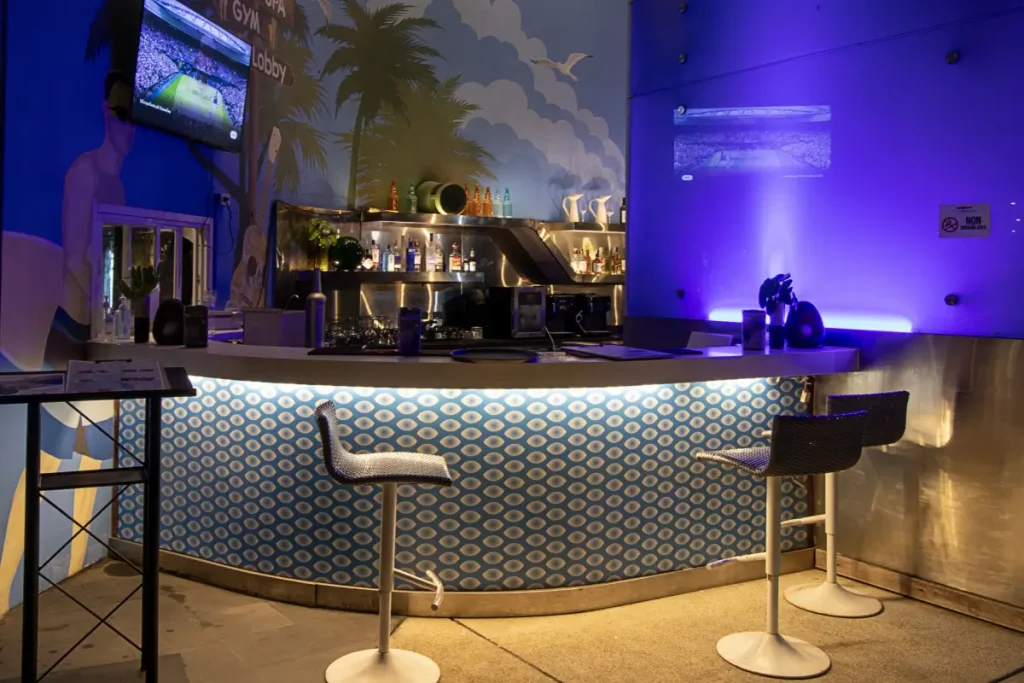 09 Pool Bar